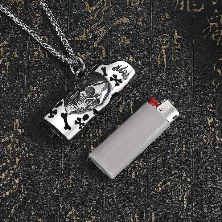 porta-isqueiro-bic-mini-j5-colar-caveira-ossos-com-isqueiro - Porta-isqueiro BIC Mini J5 com colar caveira ao lado de isqueiro demonstrativo.