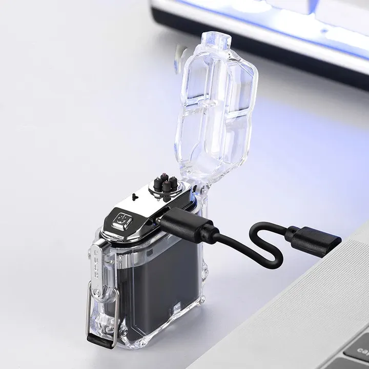 isqueiro-eletrico-recarregavel-prova-dagua-preto-recarga-usb - Isqueiro eletrico preto carregando via cabo USB.
